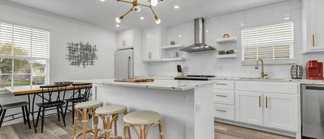 雪櫃、微波爐、焗爐、爐具