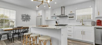 The Dominion: 2 Bdrm/Walk to A&M/Comfy King Beds