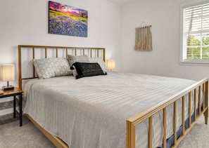 2 bedrooms, iron/ironing board, WiFi, bed sheets - The Dominion: 2 Bdrm/Walk to A&M/Comfy King Beds (Bryan)