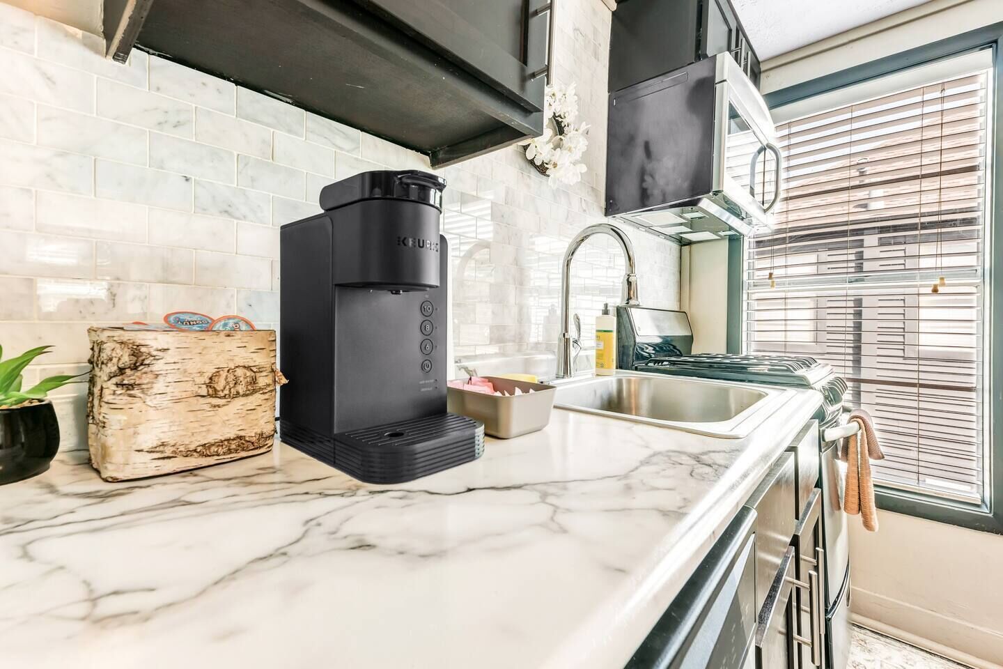 Coffee/tea maker, fridge, microwave, oven