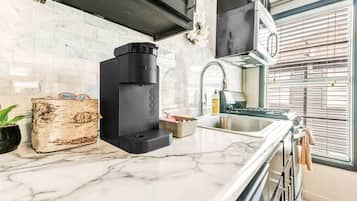 Coffee/tea maker, fridge, microwave, oven