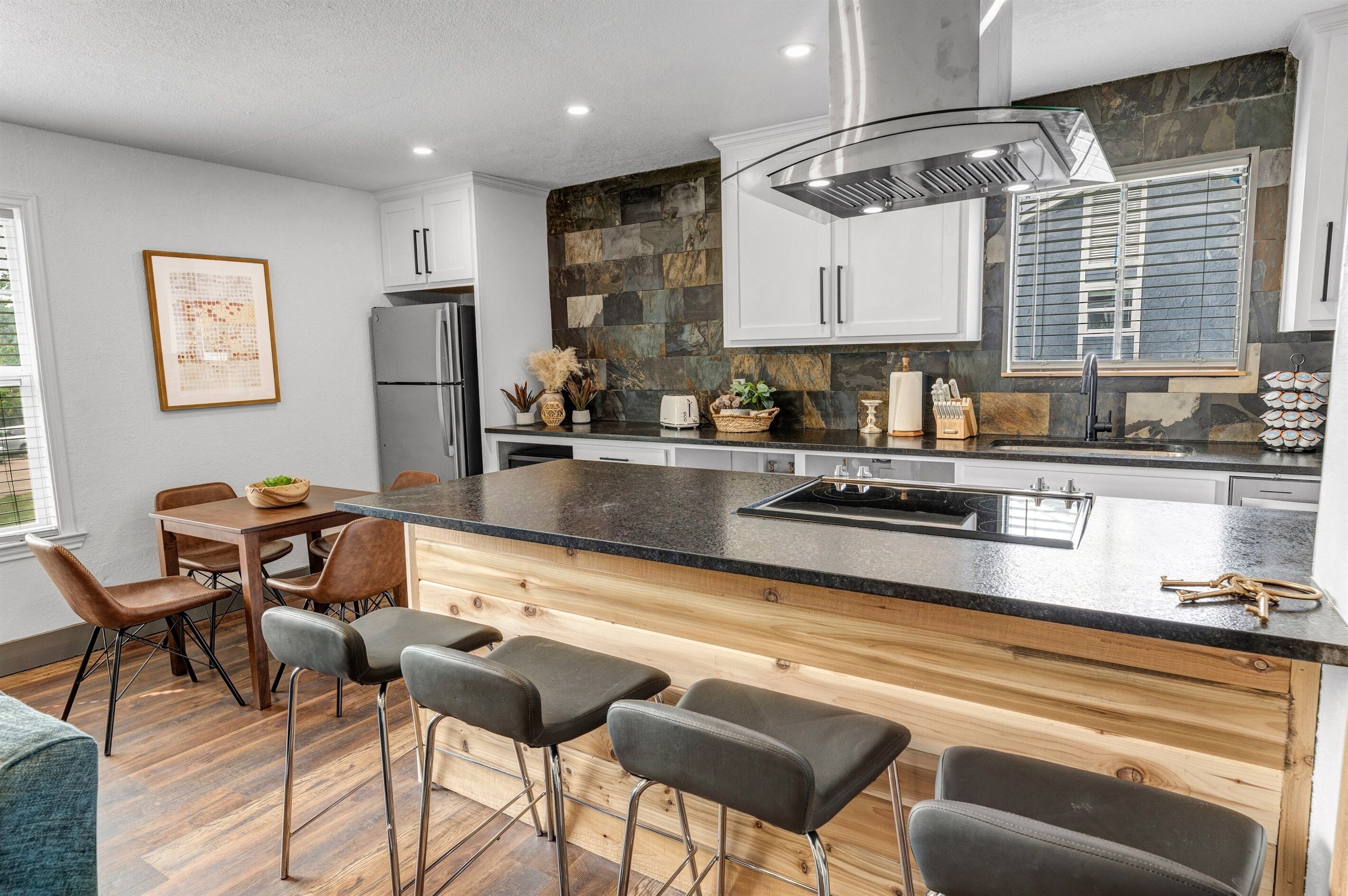 Kjøleskap, mikrobølgeovn, ovn og kokeplater