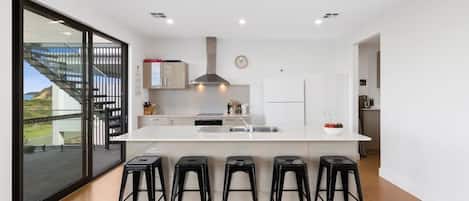 Geladeira, micro-ondas, fogão, cooktop