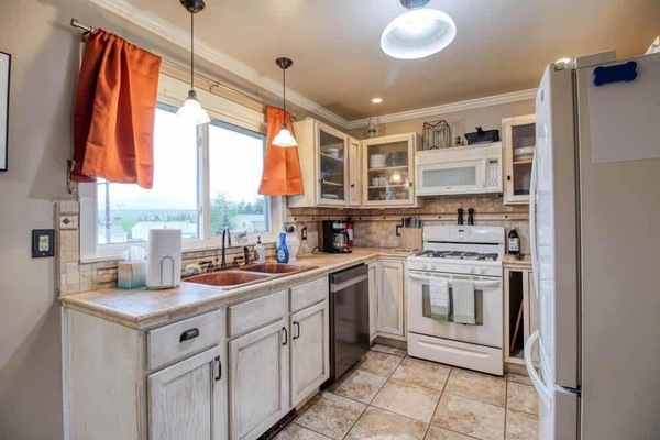 Coffee/tea maker, fridge, microwave, oven