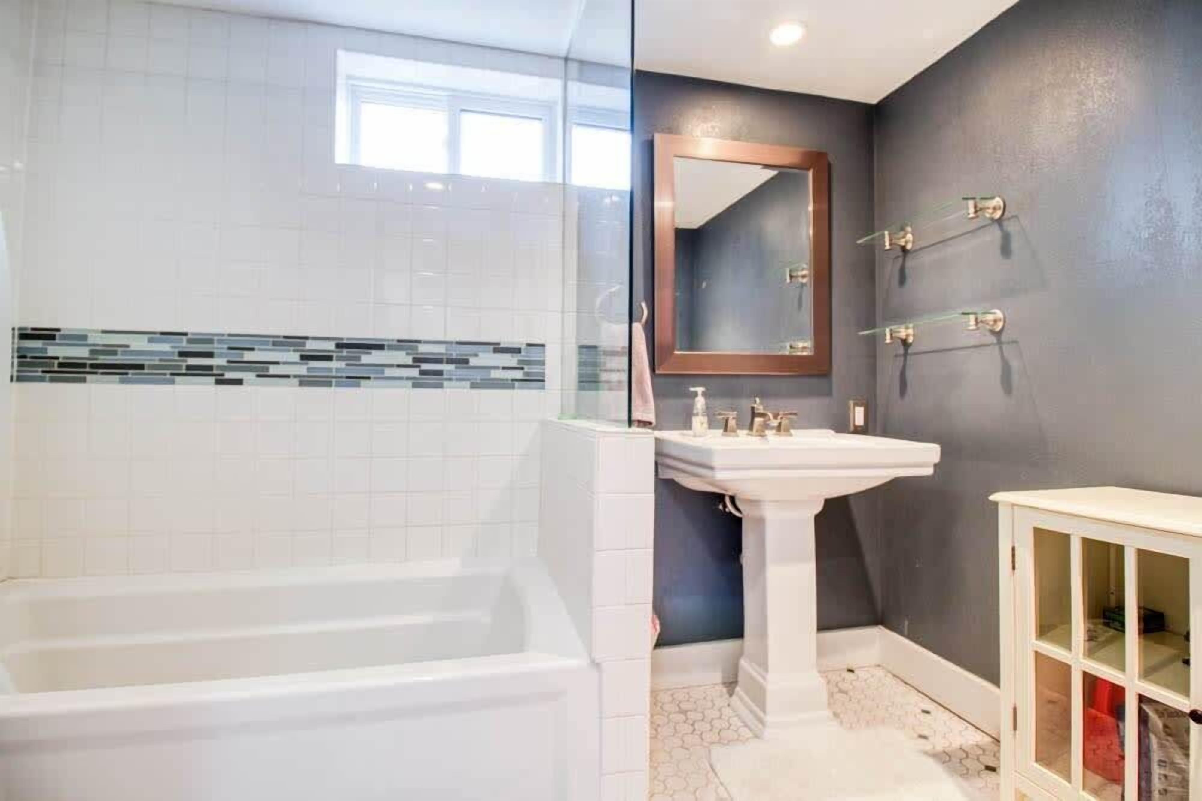 Badewanne, Haartrockner, Handtücher