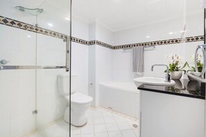 Baignoire, séchoir à cheveux, serviettes fournies