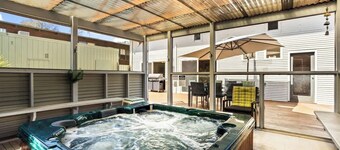 Sandy Bay Getaway w Spa 4 Bdr