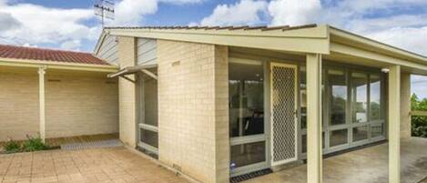 المنشأة من الخارج