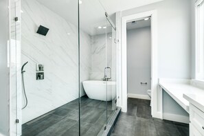 Serviettes fournies, savon, shampooing, papier de toilette
