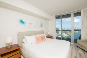 2 bedrooms, desk, iron/ironing board, travel crib - Infinite View |Balcony & Pool+ Gym+ Near Beach (Hallandale Beach)
