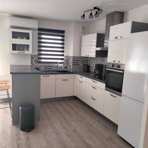 Fridge, microwave, oven, stovetop - APPARTEMENT (Bagnols-en-Forêt)