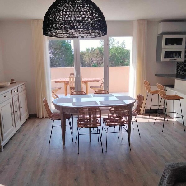 Dining - APPARTEMENT (Bagnols-en-Forêt)