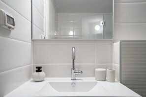 Badewanne, Haartrockner, Handtücher
