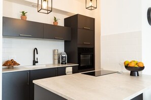 Kühlschrank, Mikrowelle, Ofen, Herdplatte