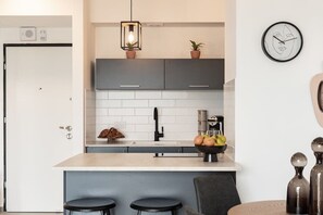 Réfrigérateur, four à micro-ondes, un four, surface de cuisson