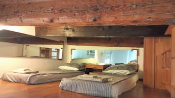 2 dormitorios, tabla de planchar con plancha, ropa de cama