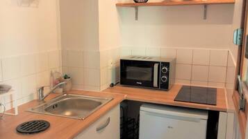 Frigorífico, microondas, placa de cocina y cafetera o tetera