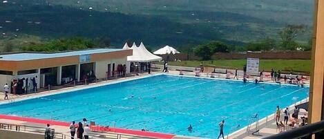 Una piscina al aire libre