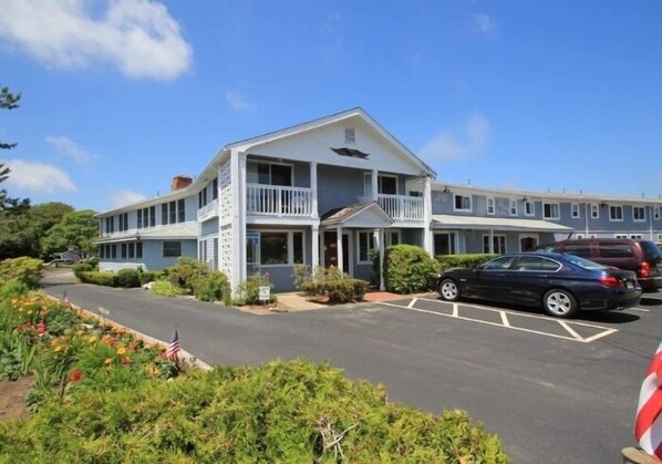 Front of property - Village Green Motel (South Yarmouth)