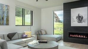 Smart-TV, Kamin, Tischtennisplatte