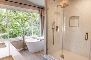 Combined shower/tub, hair dryer, towels