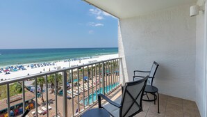 Un balcón con vista a la playa y al área de la piscina.