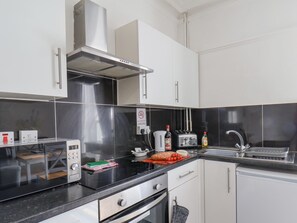 Refrigerador, tetera/pava eléctrica, tostadora, utensilios de cocina