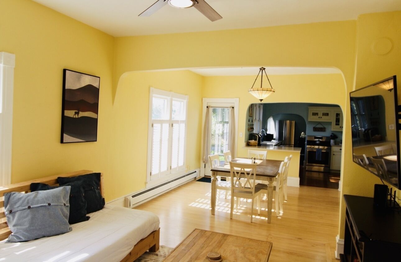 2 dormitorios, escritorio, tabla de planchar con plancha y wifi