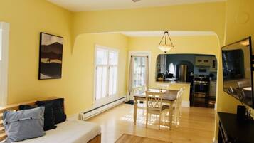 2 dormitorios, escritorio, tabla de planchar con plancha y wifi