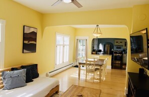 2 室のベッドルーム、デスク、アイロン / アイロン台、WiFi