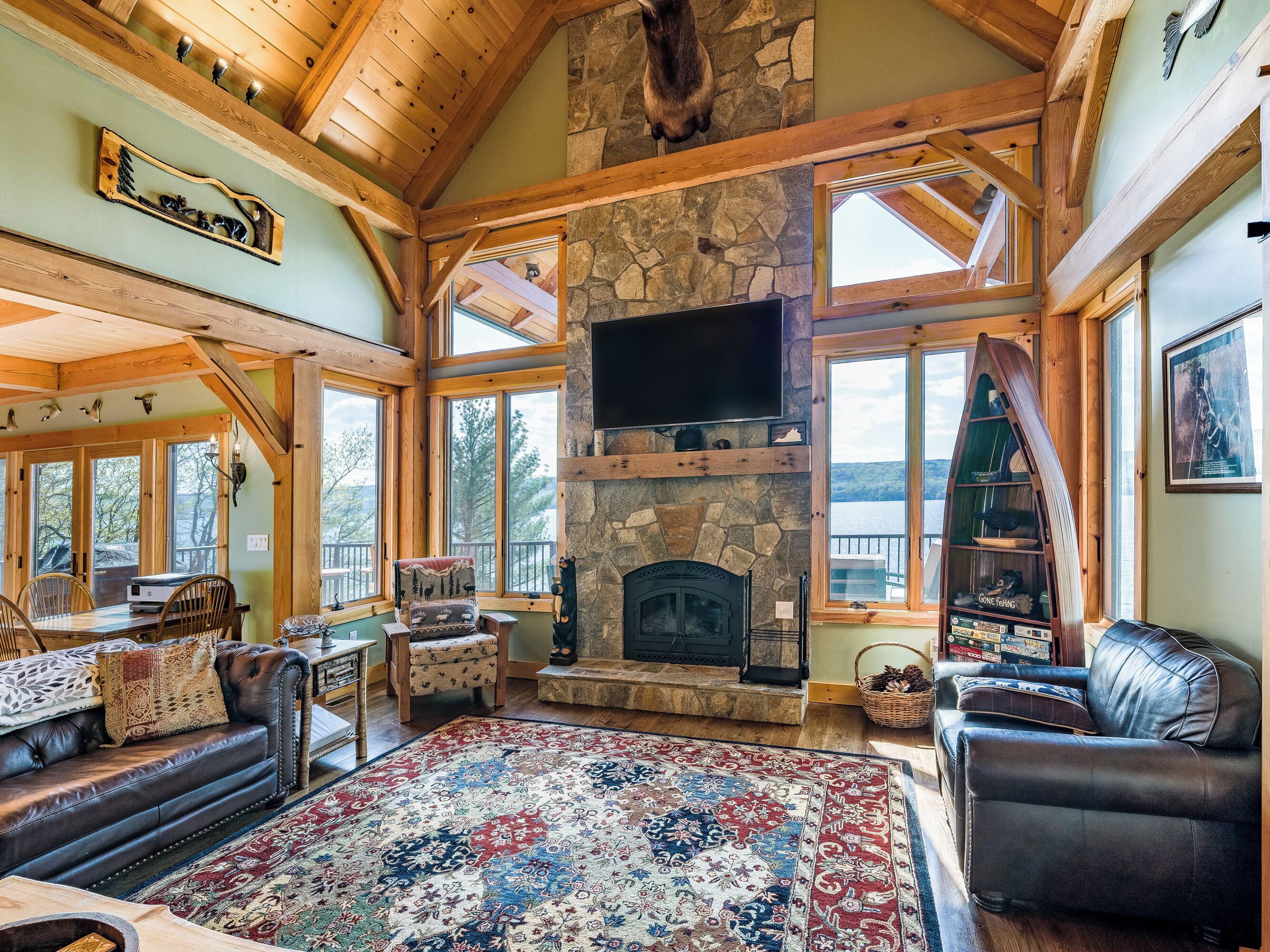 Televisión, chimenea, libros y impresora 