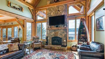 Televisión, chimenea, libros y impresora