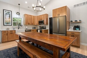 Microondas, horno, parrilla de estufa y lavavajillas