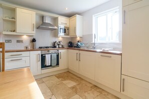 Cottage | Private kitchen | Fridge, microwave, oven, stovetop - Trewhiddle Cottage 40 (St Austell)