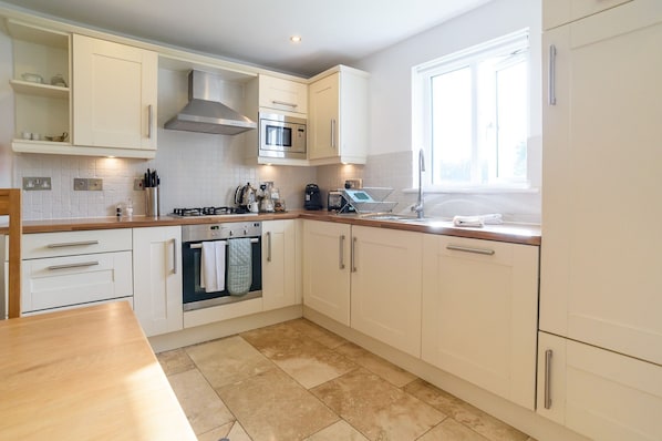 Cottage | Private kitchen | Fridge, microwave, oven, stovetop