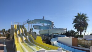 Een waterpark met glijbanen en een zwembad.
