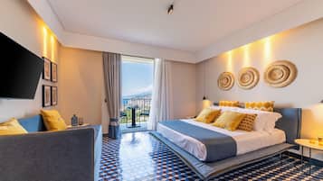 Chambre Triple Supérieure, balcon, vue mer | Literie de qualité supérieure, couette en duvet d'oie
