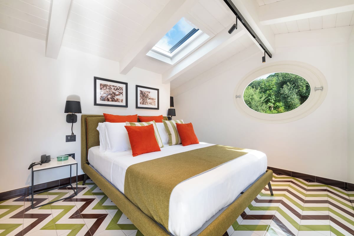 Habitación cuádruple de lujo | Ropa de cama de alta calidad, edredón y camas con efecto memoria