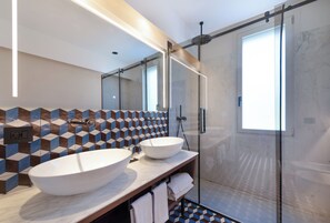 Superior Triple Room, Balcony, Sea View | Bilik Mandi | Hulu semburan mandi hujan, kelengkapan dandanan diri mesra alam 