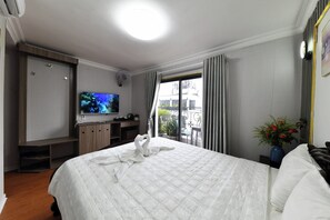 Habitación junior doble, vistas a la ciudad | Tabla de planchar con plancha y wifi gratis