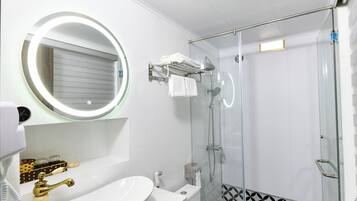 Junior-Doppelzimmer, Stadtblick | Badezimmer | Hausschuhe