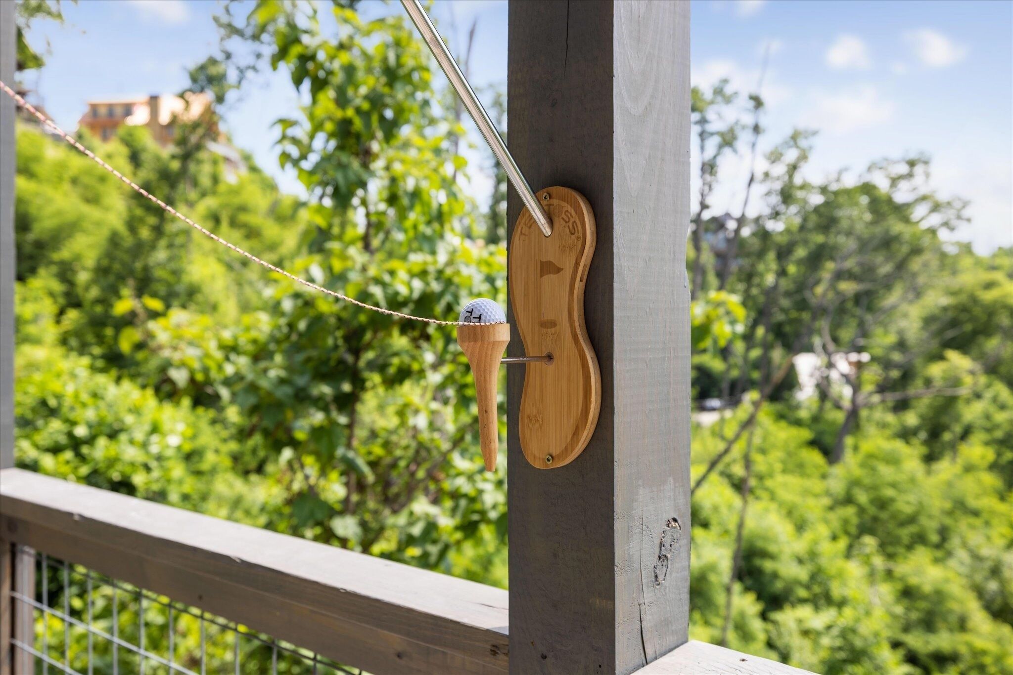 Une structure en bois à la forme incurvée, qui pourrait être un élément d’un bâtiment ou un élément décoratif.