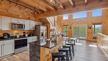 Cabin, 4 Bedrooms | Private kitchen | Fridge, oven, coffee/tea maker, toaster