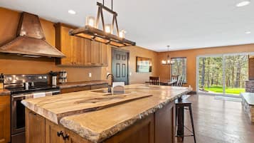 Villa de lujo, 5 habitaciones, vista a la montaña | Cocina privada | Refrigerador, microondas, horno y parrilla de estufa