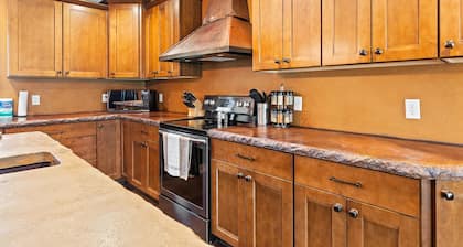 Larkspur Hills 5 BR Villa with Hot Tub