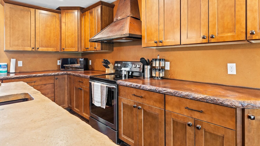 Larkspur Hills 5 BR Villa with Hot Tub