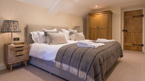 4 bedrooms, bed sheets - Orchard Cottage (Ilminster)
