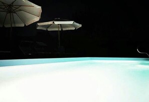 Udendørs pool, parasoller, liggestole