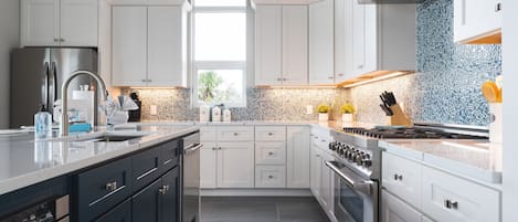 House, 4 Bedrooms | Private kitchen | Fridge, oven, coffee/tea maker, toaster