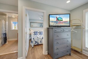 3 bedrooms, iron/ironing board, free WiFi, bed sheets - EVENTIDE on Chincoteague Island! (Chincoteague Island)